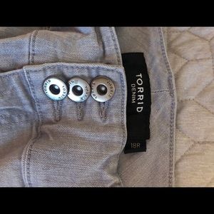 Torrid Jeggings in light gray wash